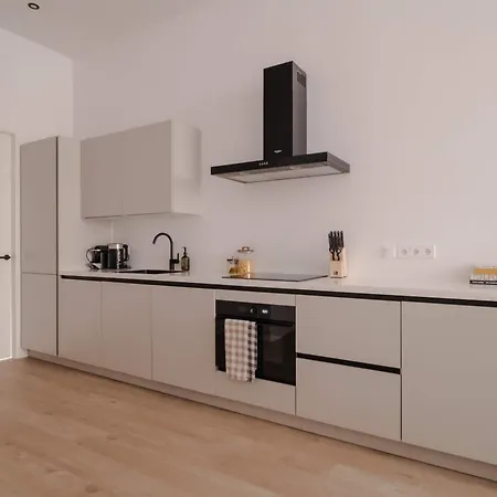 Spacious 2br In Heart Of 쉬담