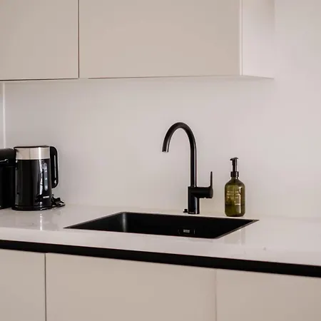 Spacious 2br In Heart Of 쉬담