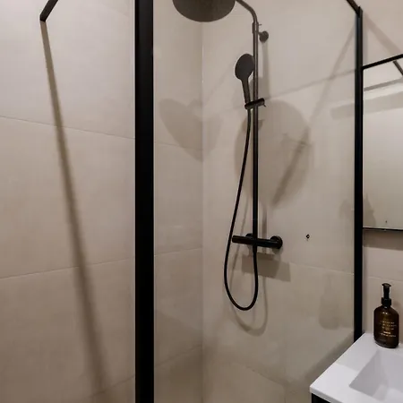 아파트 Spacious 2br In Heart Of *