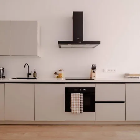 Spacious 2br In Heart Of * 쉬담