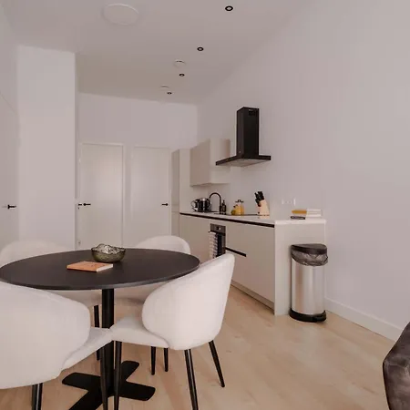 아파트 Spacious 2br In Heart Of