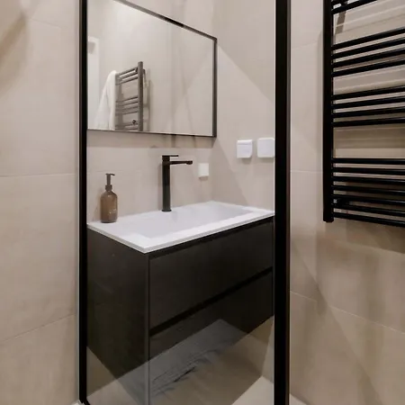 아파트 Spacious 2br In Heart Of *